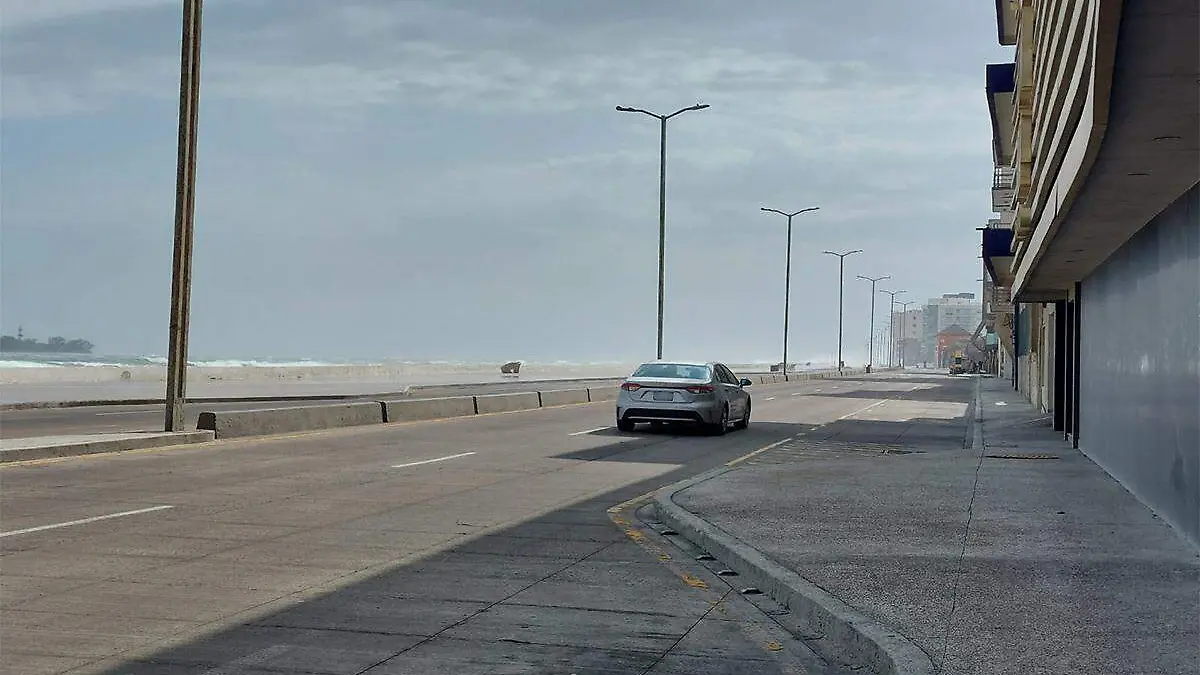 Cierran tramo en bulevar de Boca del Río por fuerte oleaje